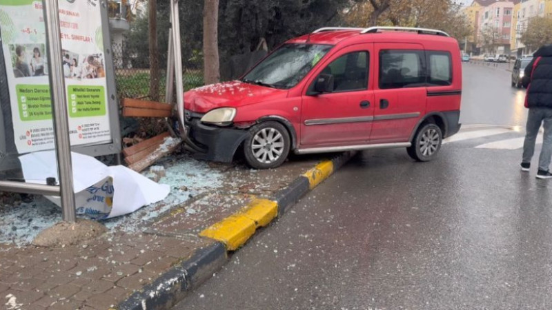 Darıca’da facia teğet geçti! Araç durağa daldı