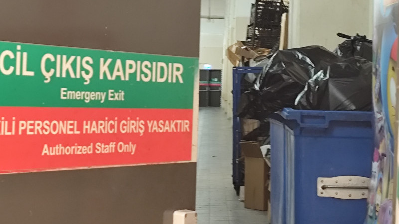 O AVM'nin Acil Çıkışı SOS Veriyor!