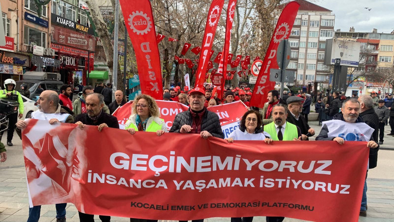 Kocaeli’de “Geçinemiyoruz” Çığlığı! Yüzlerce Kişi Hayat Pahalılığına Karşı Sokakta..